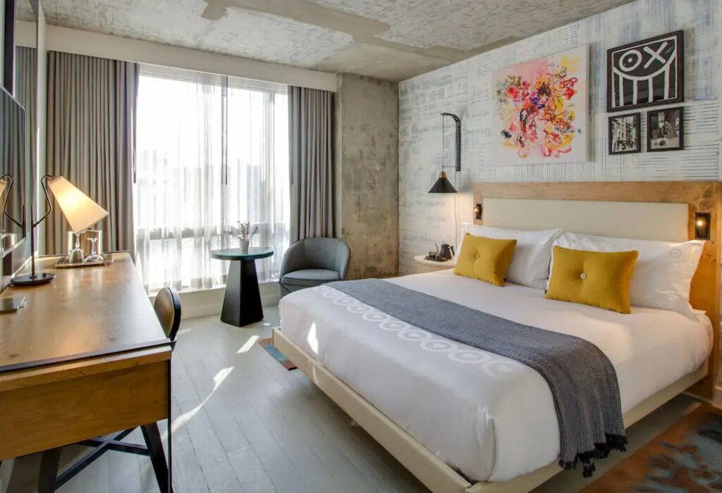 Hotel-50-Bowery-P001-Deluxe-King-Guestroom.16x9